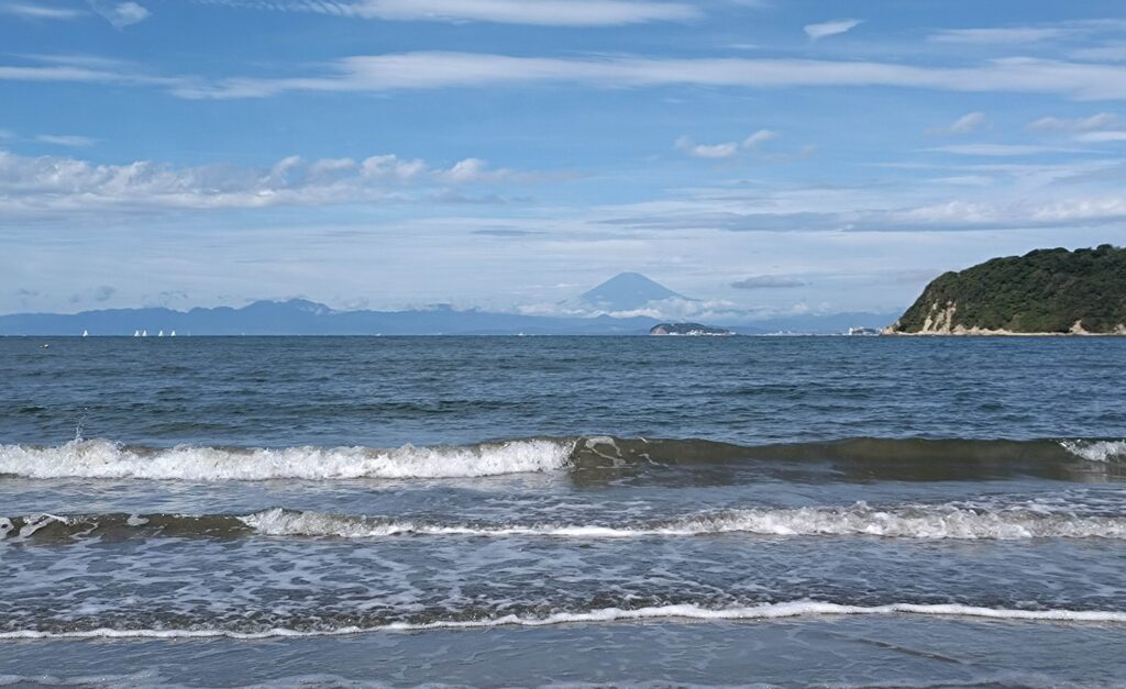 逗子海岸　東浜から富士山と江ノ島望む/ Enoshima and Mt.Fuji from Zushi beach (2025 Sep 11)