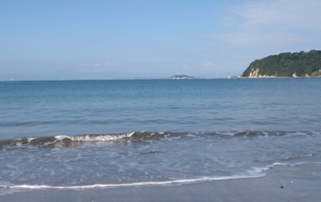 逗子海岸 東浜から富士山と江ノ島望む/ Enoshima and Mt.Fuji from Zushi beach (2025 Oct 10)