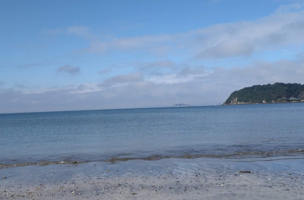 逗子海岸 東浜から富士山と江ノ島望む/ Enoshima and Mt.Fuji from Zushi beach (2025 Oct 16)