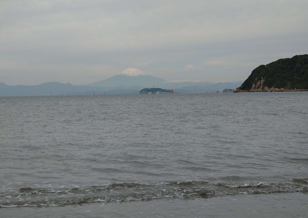 逗子海岸 東浜から富士山と江ノ島望む/ Enoshima and Mt.Fuji from Zushi beach (2025 Oct 23)