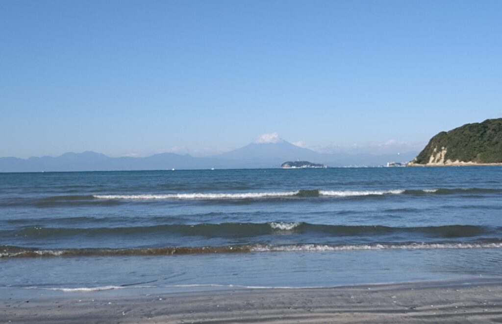 逗子海岸　東浜から富士山と江ノ島望む/ Enoshima and Mt.Fuji from Zushi beach (2025 Nov 3)