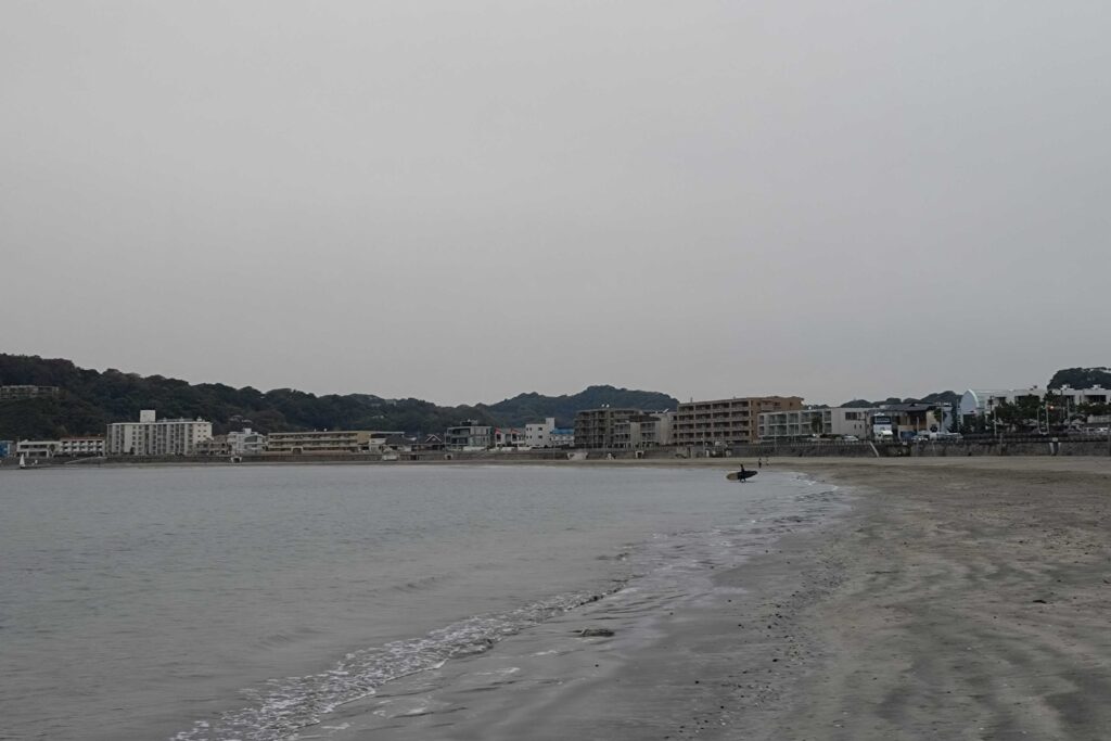 逗子海岸 東浜から富士山と江ノ島望む/ Enoshima and Mt.Fuji from Zushi beach (2025 Nov 13)