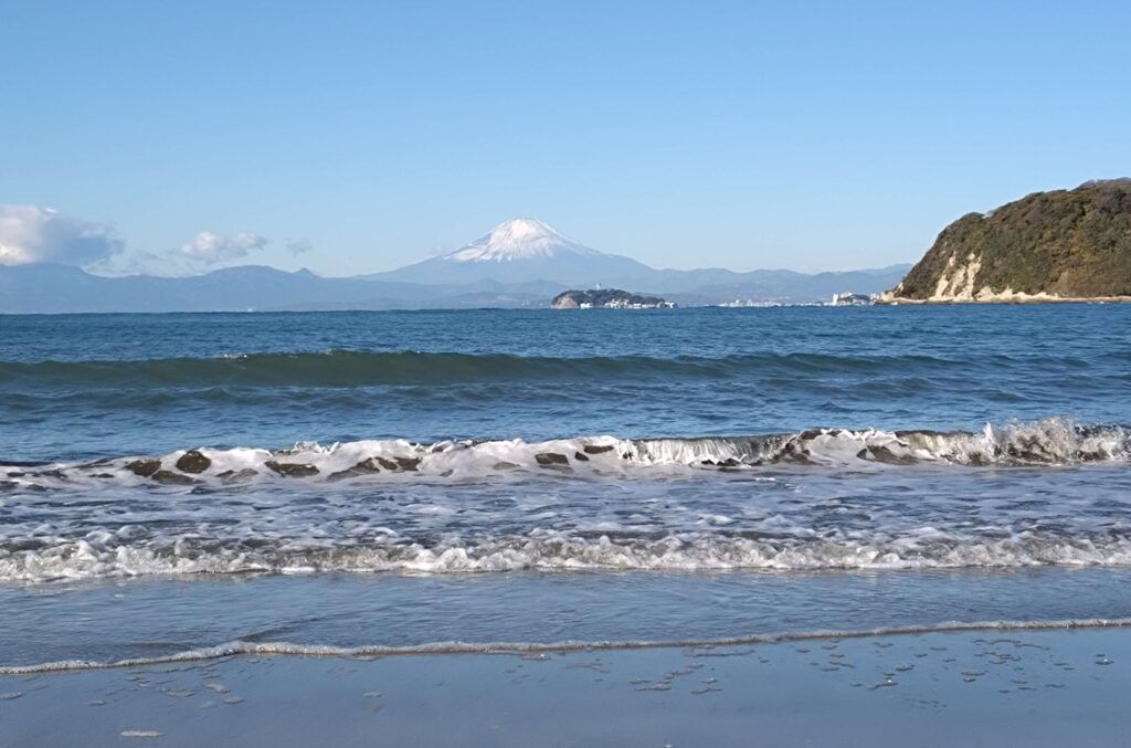 逗子海岸　東浜から富士山と江ノ島望む/ Enoshima and Mt.Fuji from Zushi beach (2025 Dec 4)