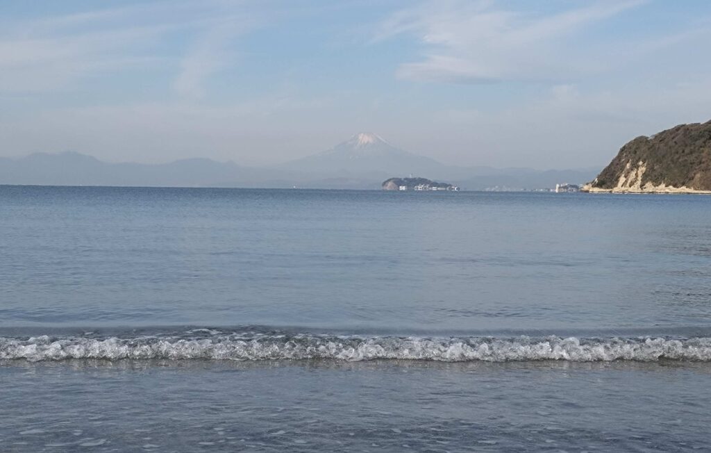逗子海岸　東浜から富士山と江ノ島望む/ Enoshima and Mt.Fuji from Zushi beach (2025 Dec 11)