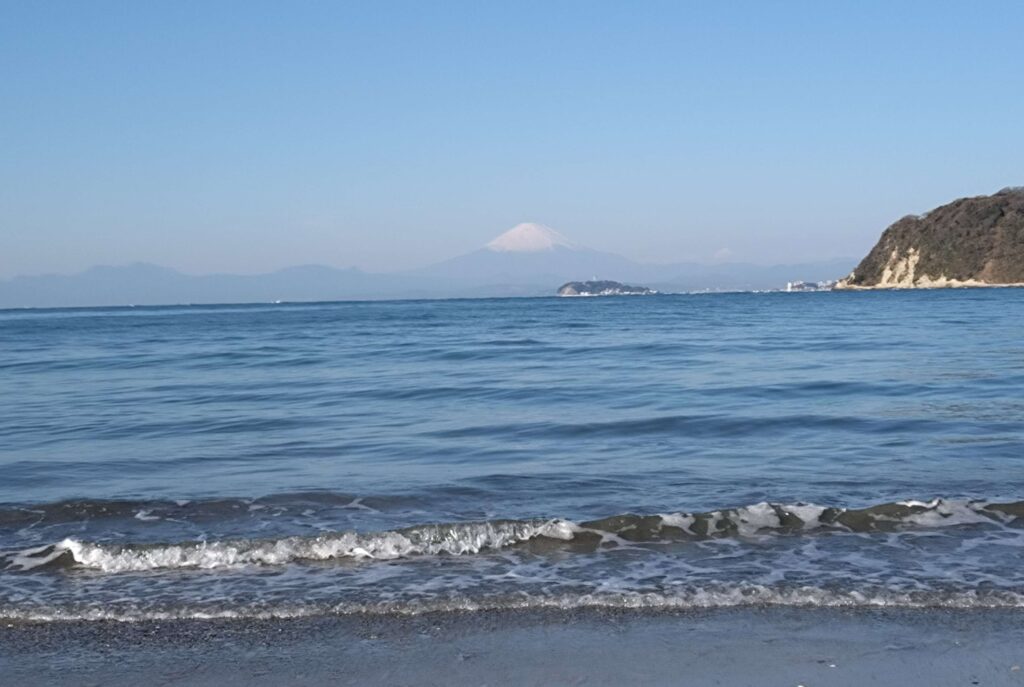 逗子海岸 東浜から富士山と江ノ島望む/ Enoshima and Mt.Fuji from Zushi beach (2025 Dec 30)