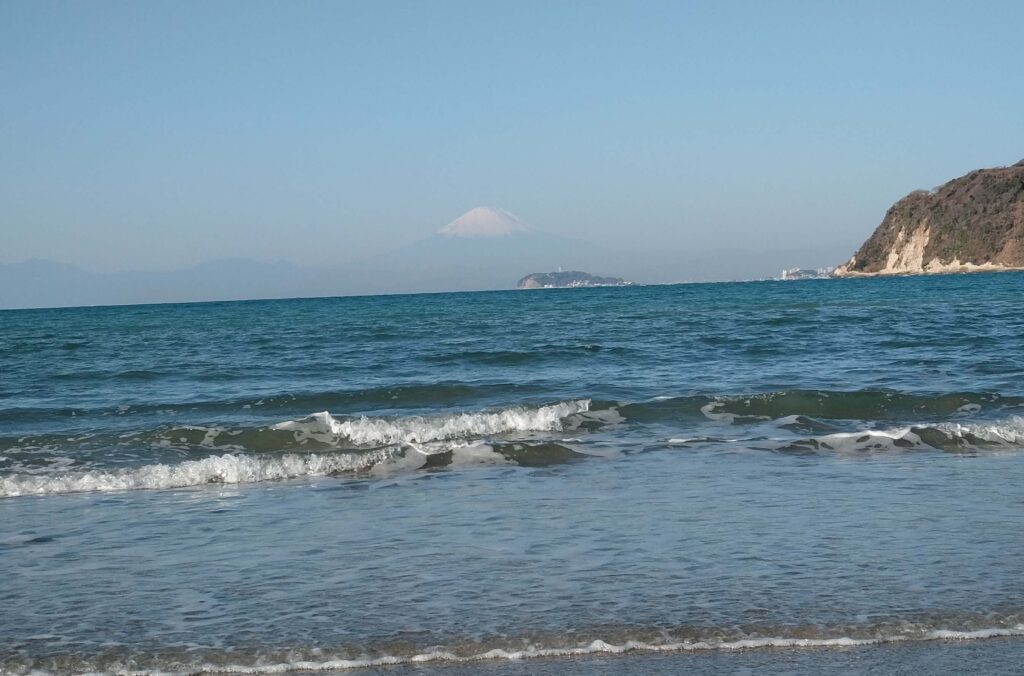 逗子海岸　東浜から富士山と江ノ島望む/ Enoshima and Mt.Fuji from Zushi beach (2026 Jan 16)