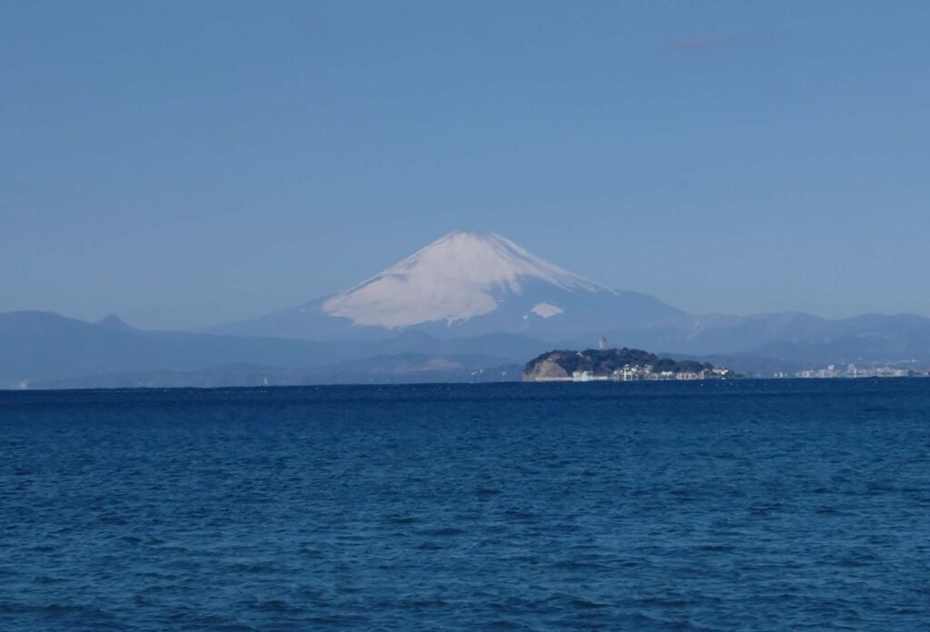 逗子海岸 東浜から富士山と江ノ島望む/ Enoshima and Mt.Fuji from Zushi beach (2026 Feb 19)