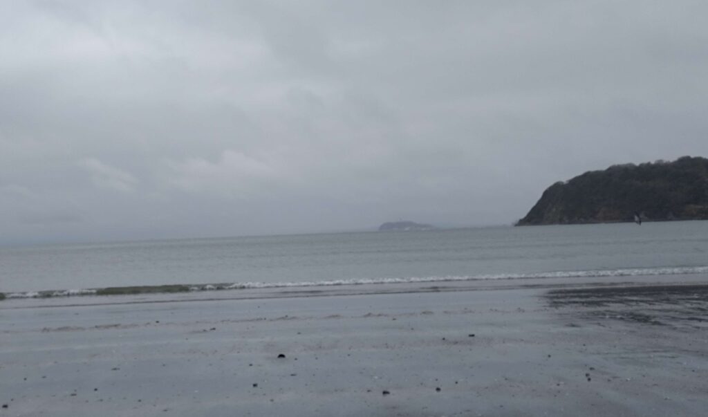 逗子海岸　東浜から富士山と江ノ島望む/ Enoshima and Mt.Fuji from Zushi beach (2026 Apr 2)