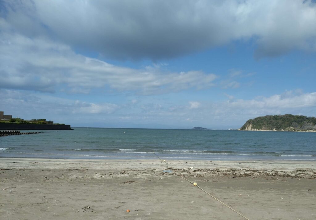逗子海岸 東浜から富士山と江ノ島望む/ Enoshima and Mt.Fuji from Zushi beach (2026 Apr 9)