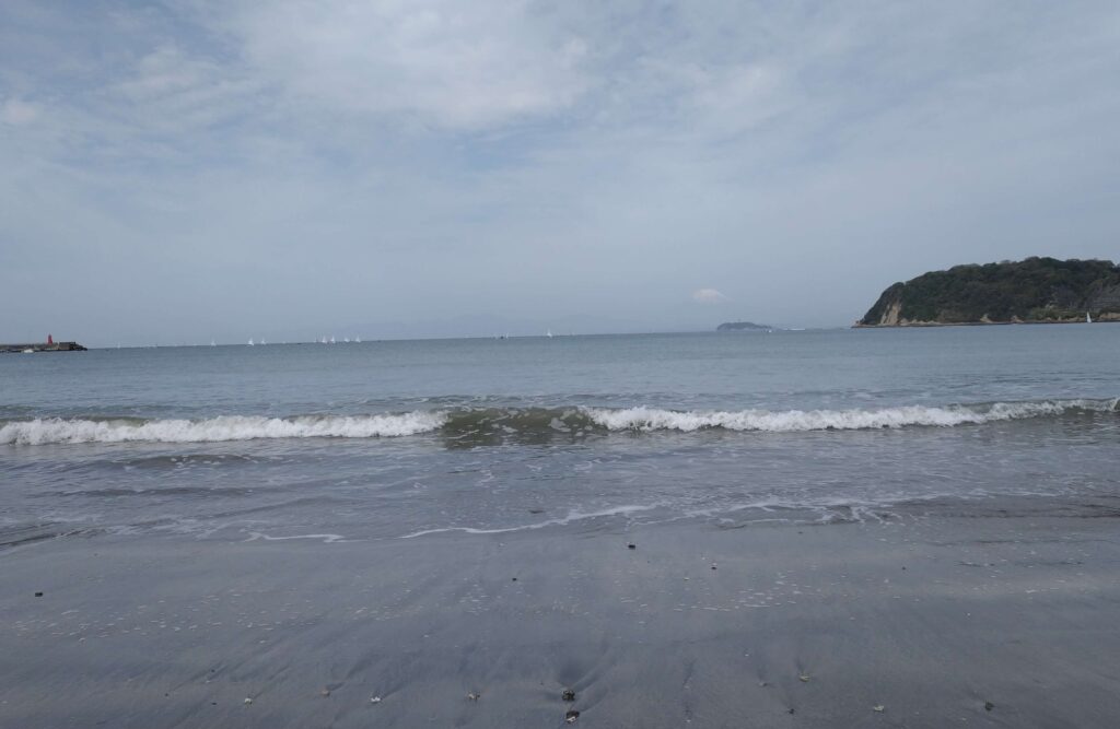 逗子海岸　東浜から富士山と江ノ島望む/ Enoshima and Mt.Fuji from Zushi beach (2026 Apr 19)