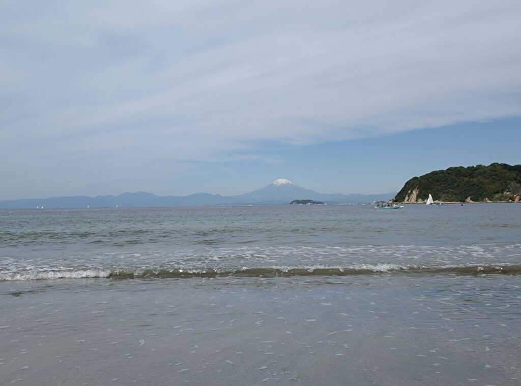 逗子海岸　東浜から富士山と江ノ島望む/ Enoshima and Mt.Fuji from Zushi beach (2026 May 9)