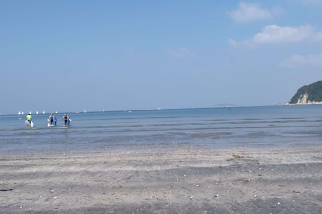 逗子海岸 東浜から富士山と江ノ島望む/ Enoshima and Mt.Fuji from Zushi beach (2026 May 16)