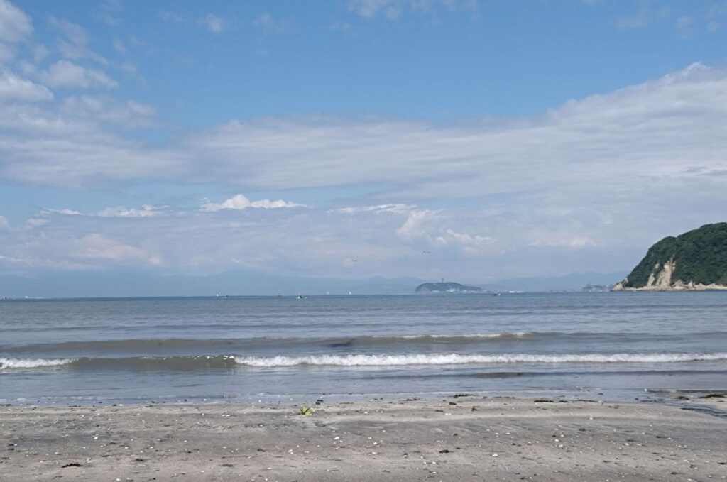 逗子海岸 東浜から富士山と江ノ島望む/ Enoshima and Mt.Fuji from Zushi beach (2026 May 29)