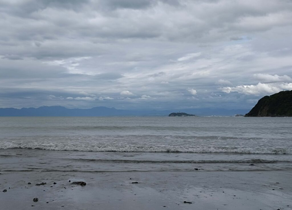 逗子海岸　東浜から富士山と江ノ島望む/ Enoshima and Mt.Fuji from Zushi beach (2026 June 4)