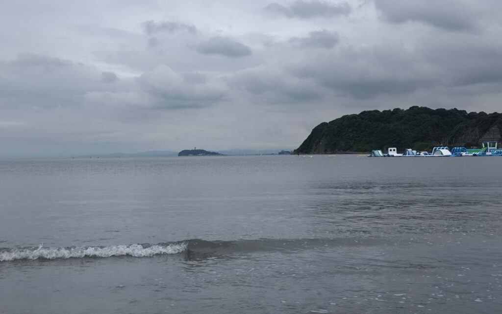 逗子海岸 東浜から富士山と江ノ島望む/ Enoshima and Mt.Fuji from Zushi beach (2026 July 3)