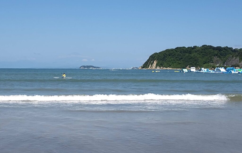逗子海岸　東浜から富士山と江ノ島望む/ Enoshima and Mt.Fuji from Zushi beach (2026 July 10)