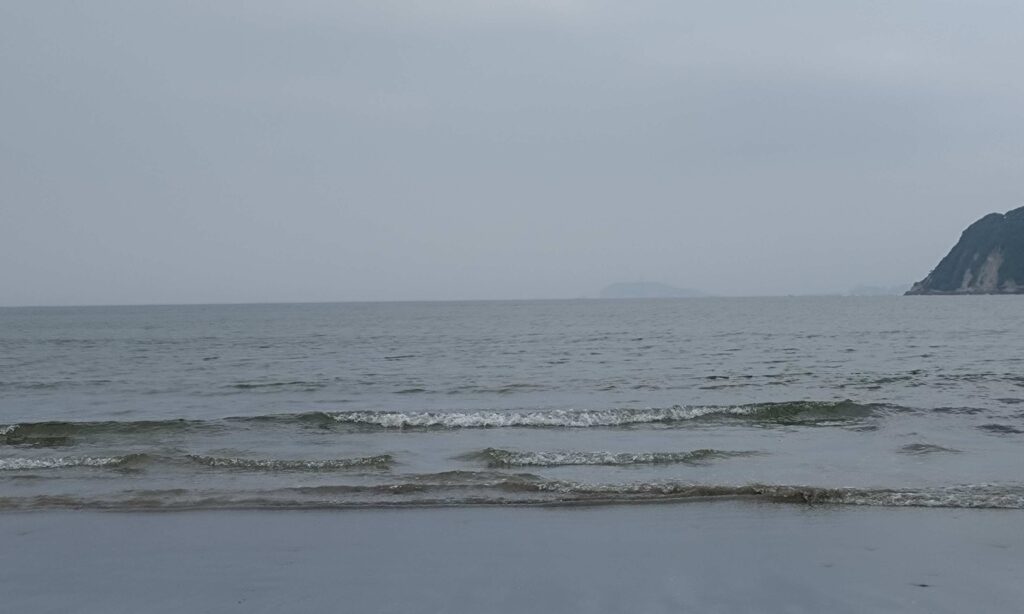 逗子海岸 東浜から富士山と江ノ島望む/ Enoshima and Mt.Fuji from Zushi beach (2026 July 16)