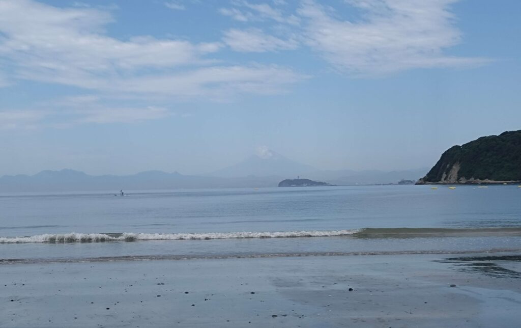 逗子海岸 東浜から富士山と江ノ島望む/ Enoshima and Mt.Fuji from Zushi beach (2026 July 30)