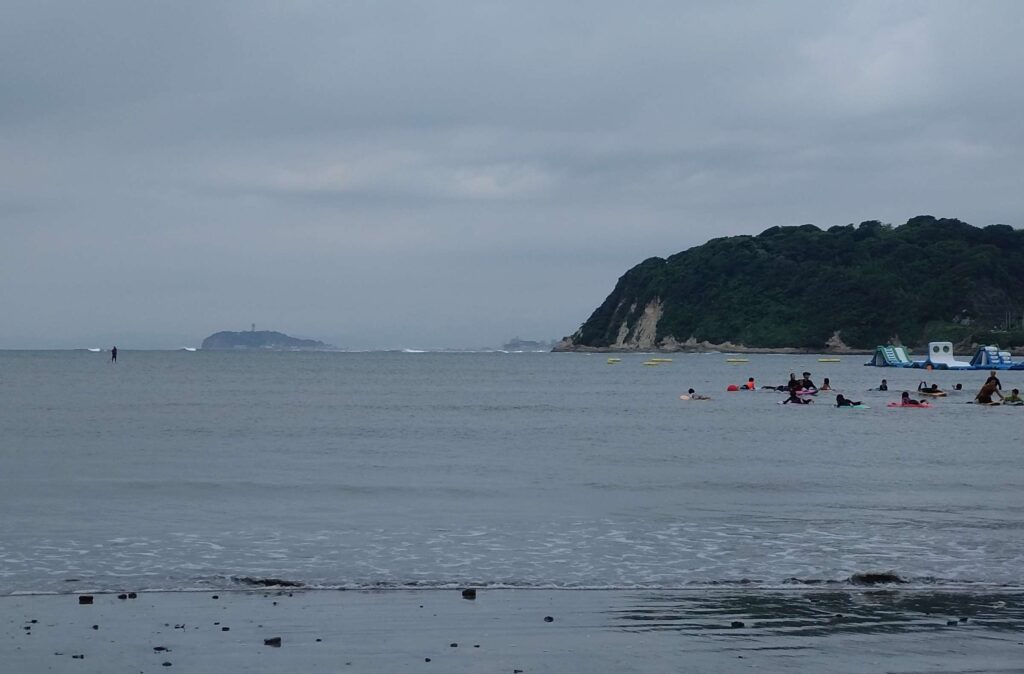 逗子海岸　東浜から富士山と江ノ島望む/ Enoshima and Mt.Fuji from Zushi beach (2026 Aug 27)