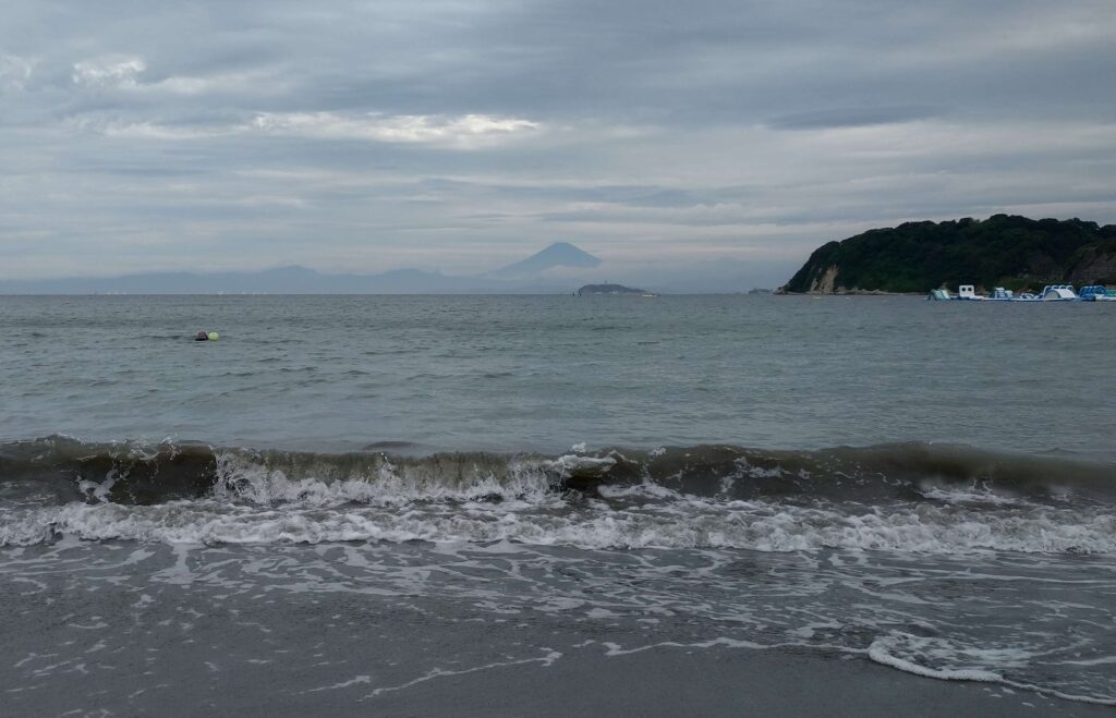 逗子海岸　東浜から富士山と江ノ島望む/ Enoshima and Mt.Fuji from Zushi beach (2026 Sep 3)