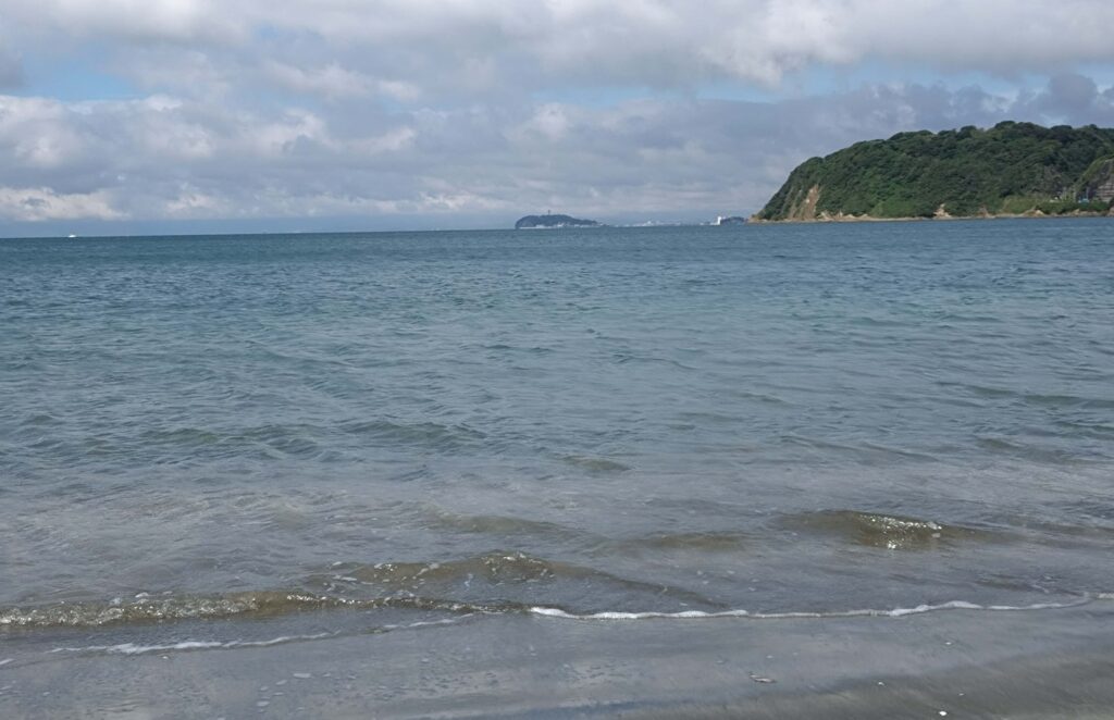 逗子海岸 東浜から富士山と江ノ島望む/ Enoshima and Mt.Fuji from Zushi beach (2026 Sep 17)