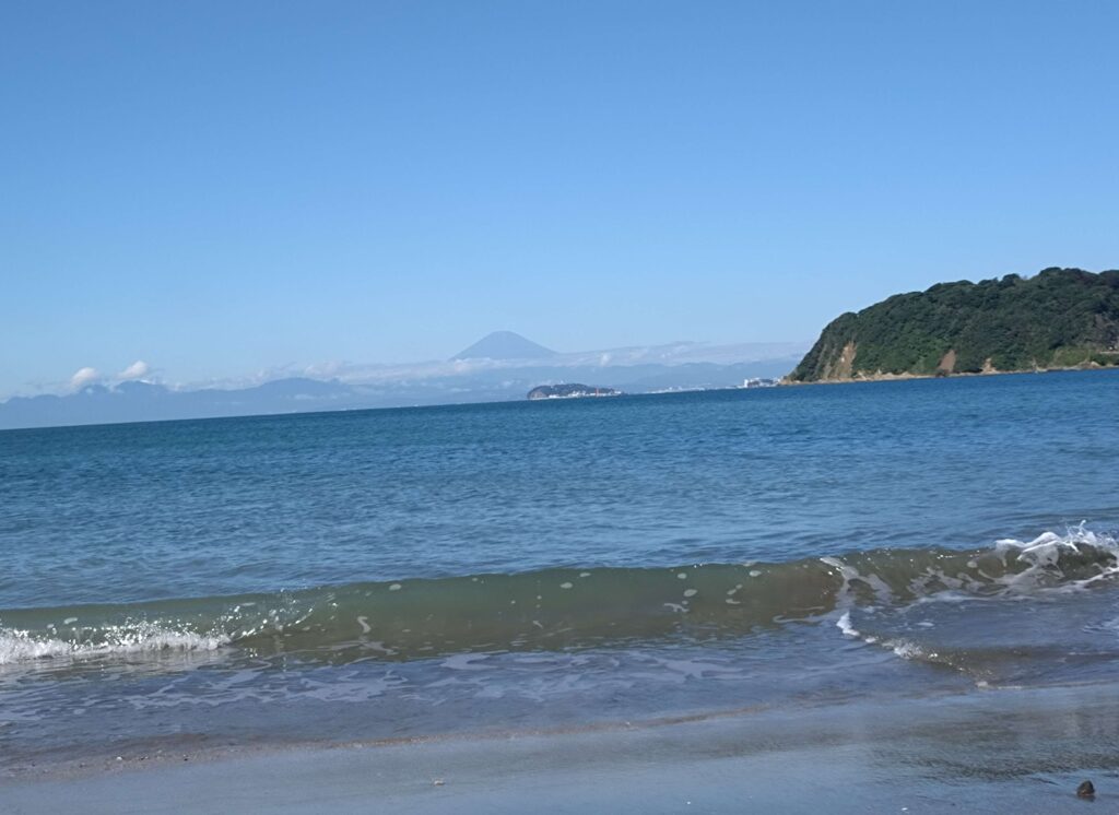 逗子海岸　東浜から富士山と江ノ島望む/ Enoshima and Mt.Fuji from Zushi beach (2026 Oct 1)