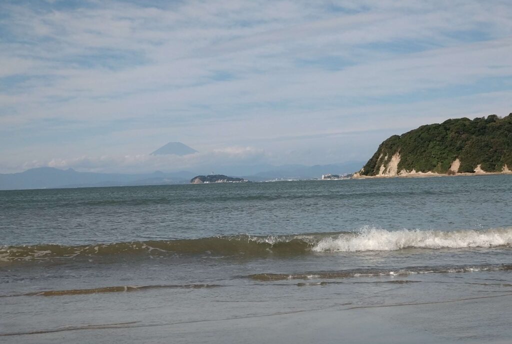 逗子海岸　東浜から富士山と江ノ島望む/ Enoshima and Mt.Fuji from Zushi beach (2026 Oct 22)